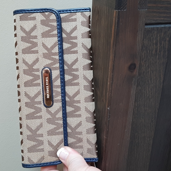 Michael Kors Handbags - BNWT Michael Kors flat Continental Austin wallet